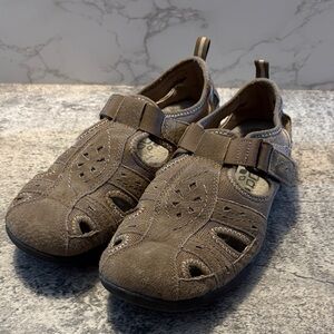 Earth Origins Taupe Suede Closed-Toe Sandals with Adjustable Strap size 9.5